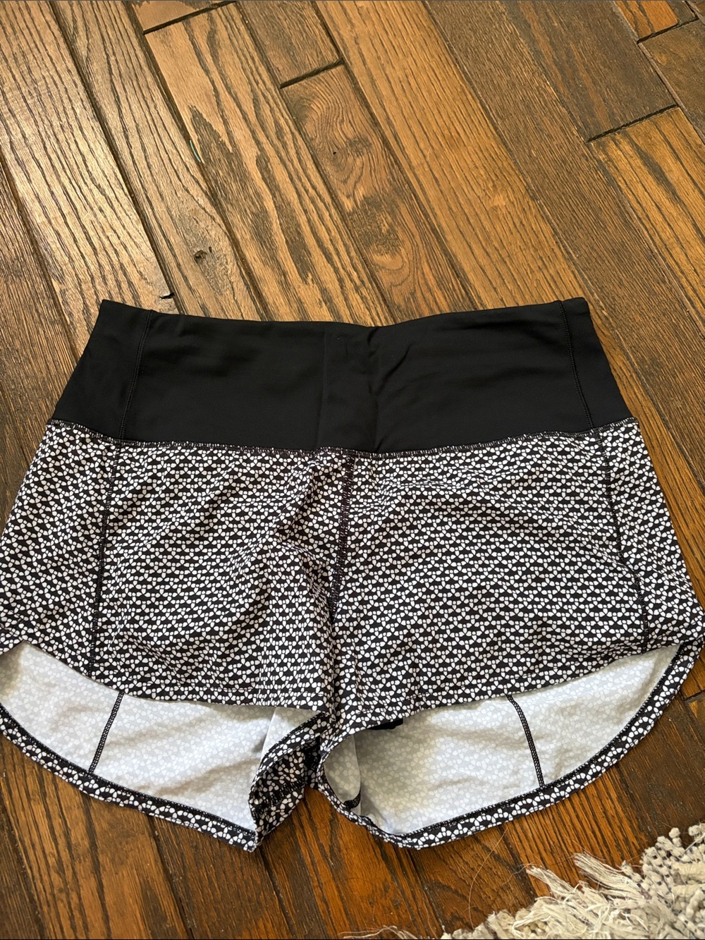 lululemon Black & White Printed Women's Athletic Shorts size 6 exc condition